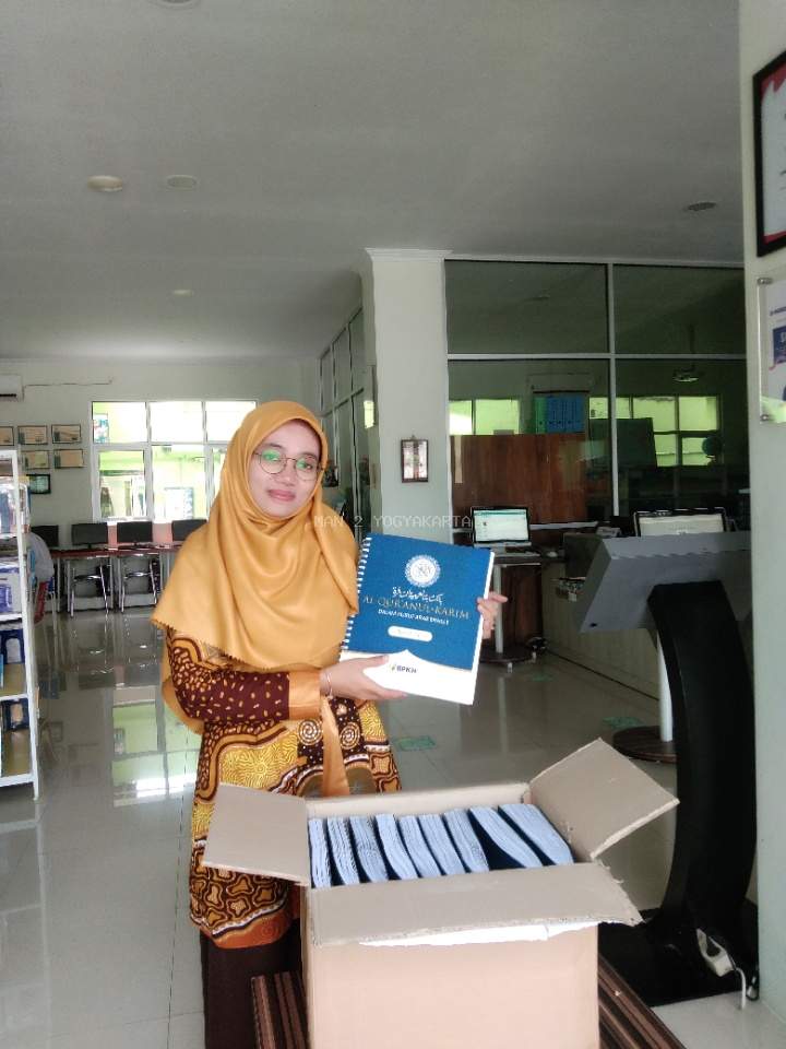 Perpustakaan MAN 2 Yogyakarta menerima hibah AlQuran Braille