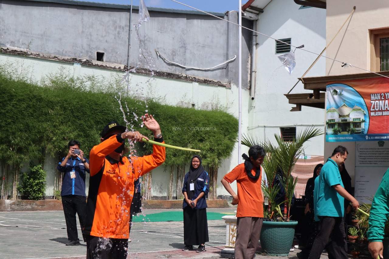 Adu ketangkasan Guru dan Siswa MAN 2 Yogyakarta dalam Giat Class Meeting #10