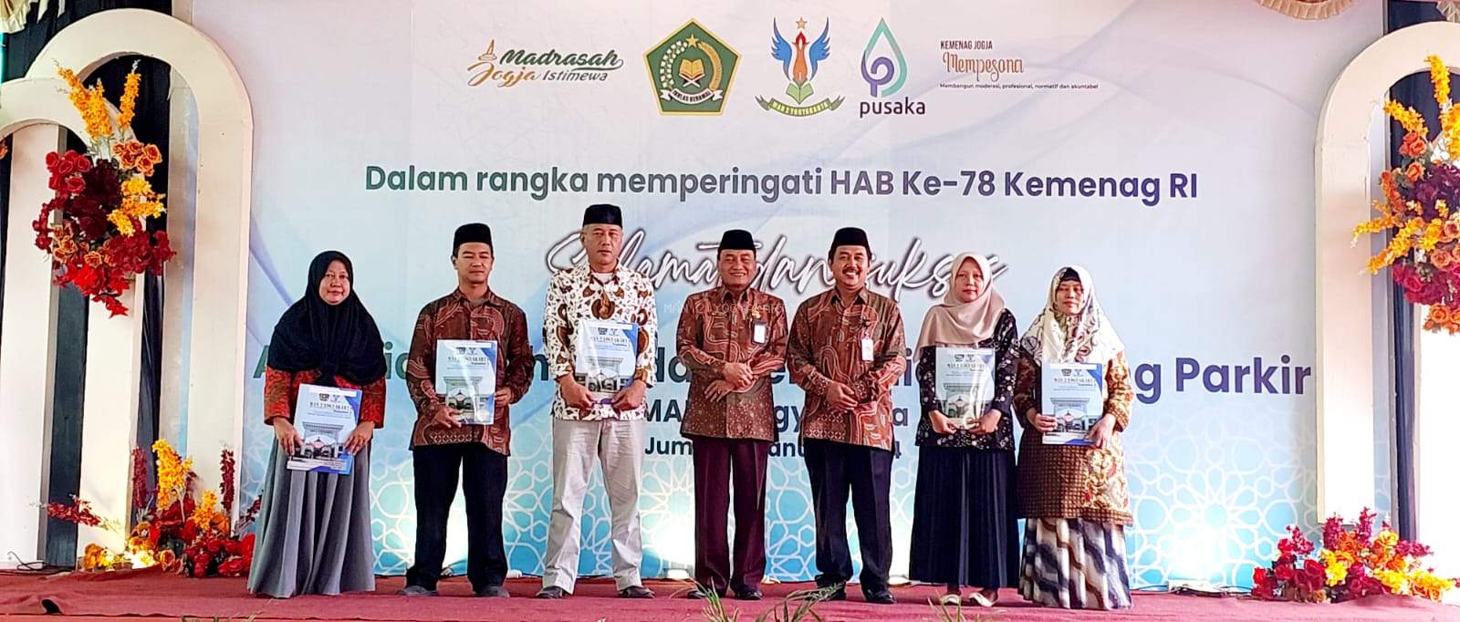 Kakanwil Kementerian Agama DIY Serahkan Sertifikat Halal kepada Pengelola Kantin MAN 2 Yogyakarta