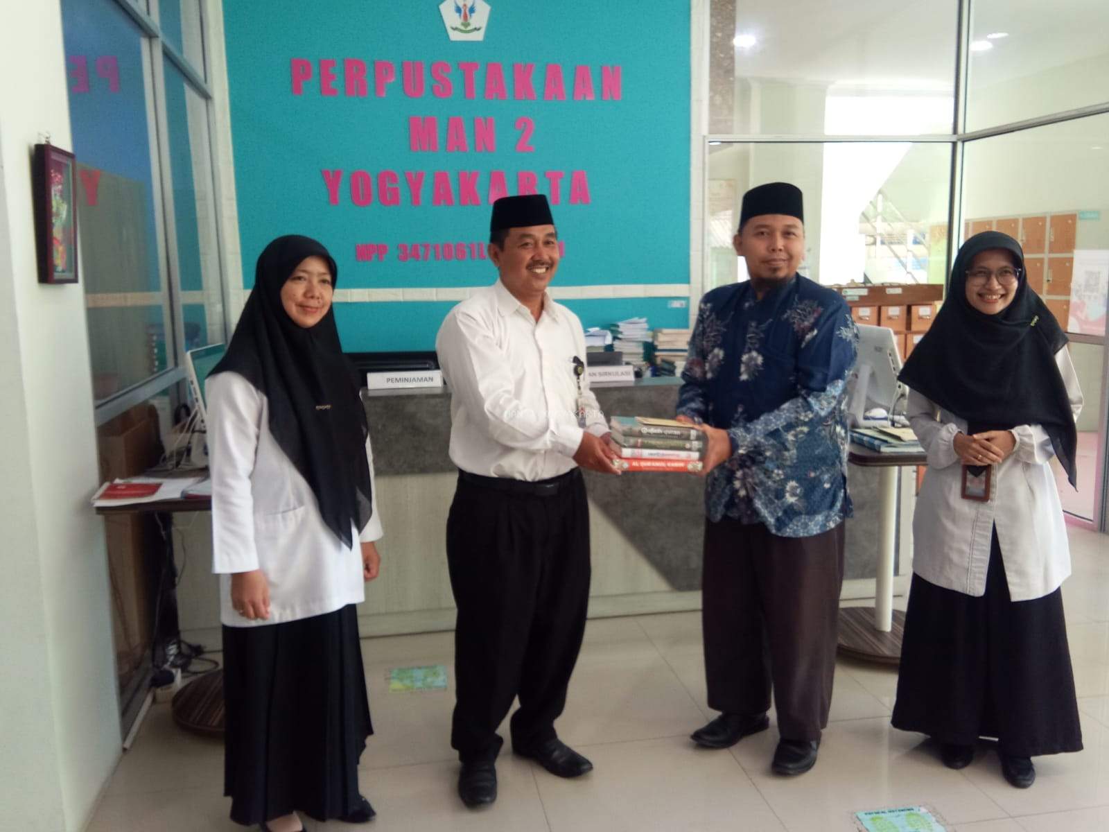 MA Harun Asy Syafi'i Memberikan Hibah Buku ke Perpustakaan MAN 2 Yogyakarta 