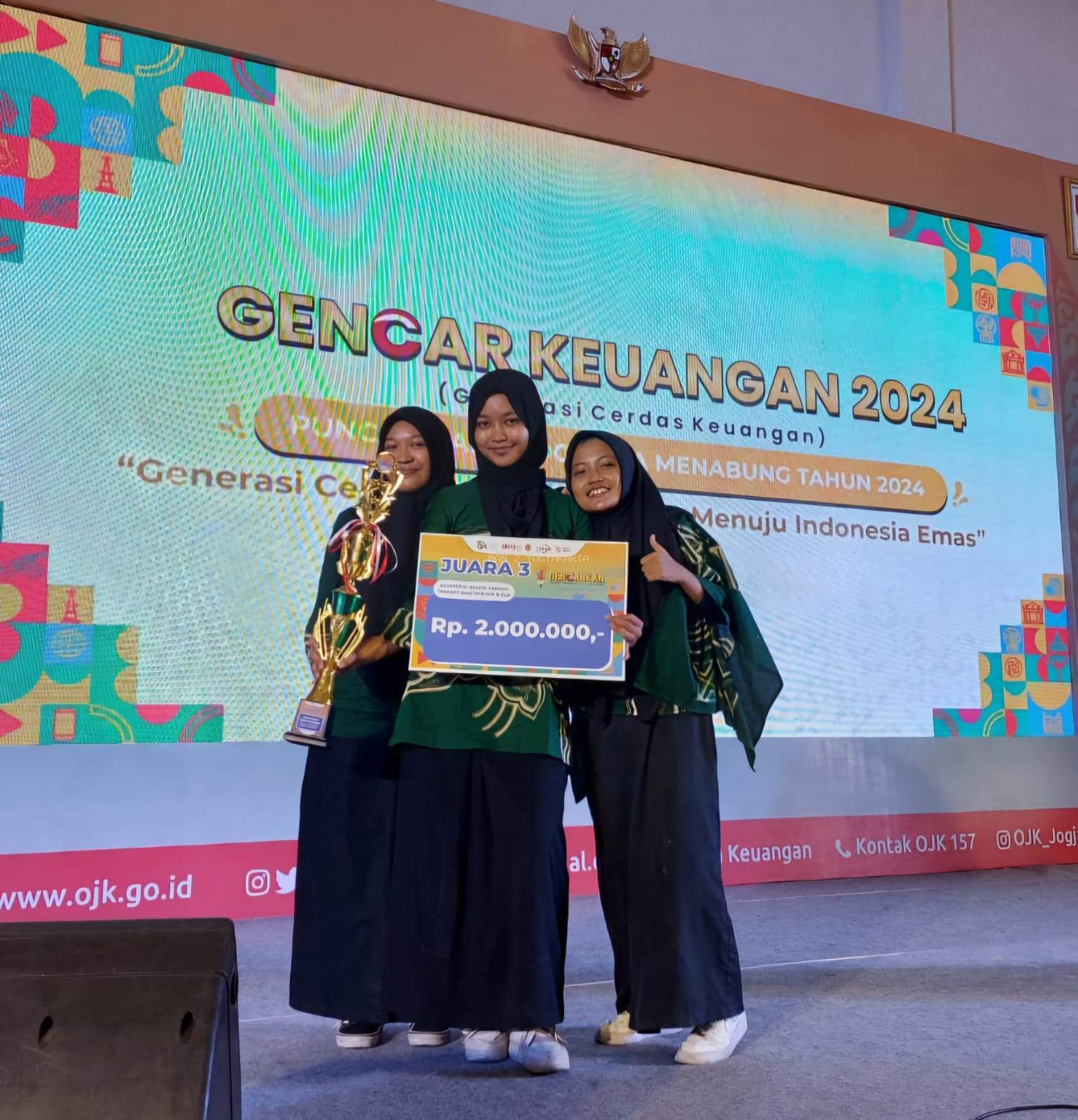 MAN 2 Yogyakarta Juara 3 Even Booth UMKM Pelajar OJK DIY, "Mbatik Kit" dan "Crofay Crochet"