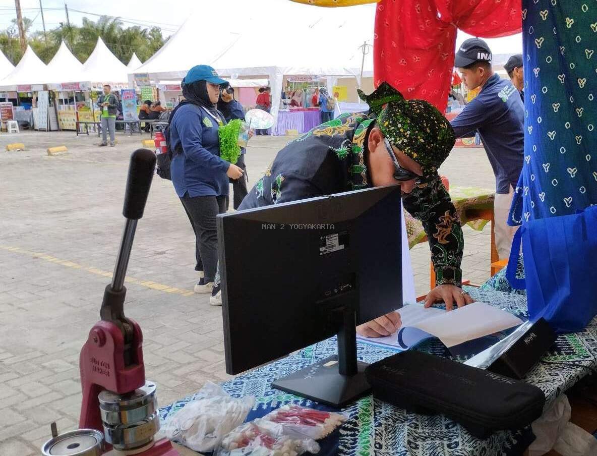 Pengunjung Pertama, MAN 2 Yogyakarta Dapat Dukungan dari Direktur KSKK Kemenag RI di Expo Nasional MA Plus Keterampilan
