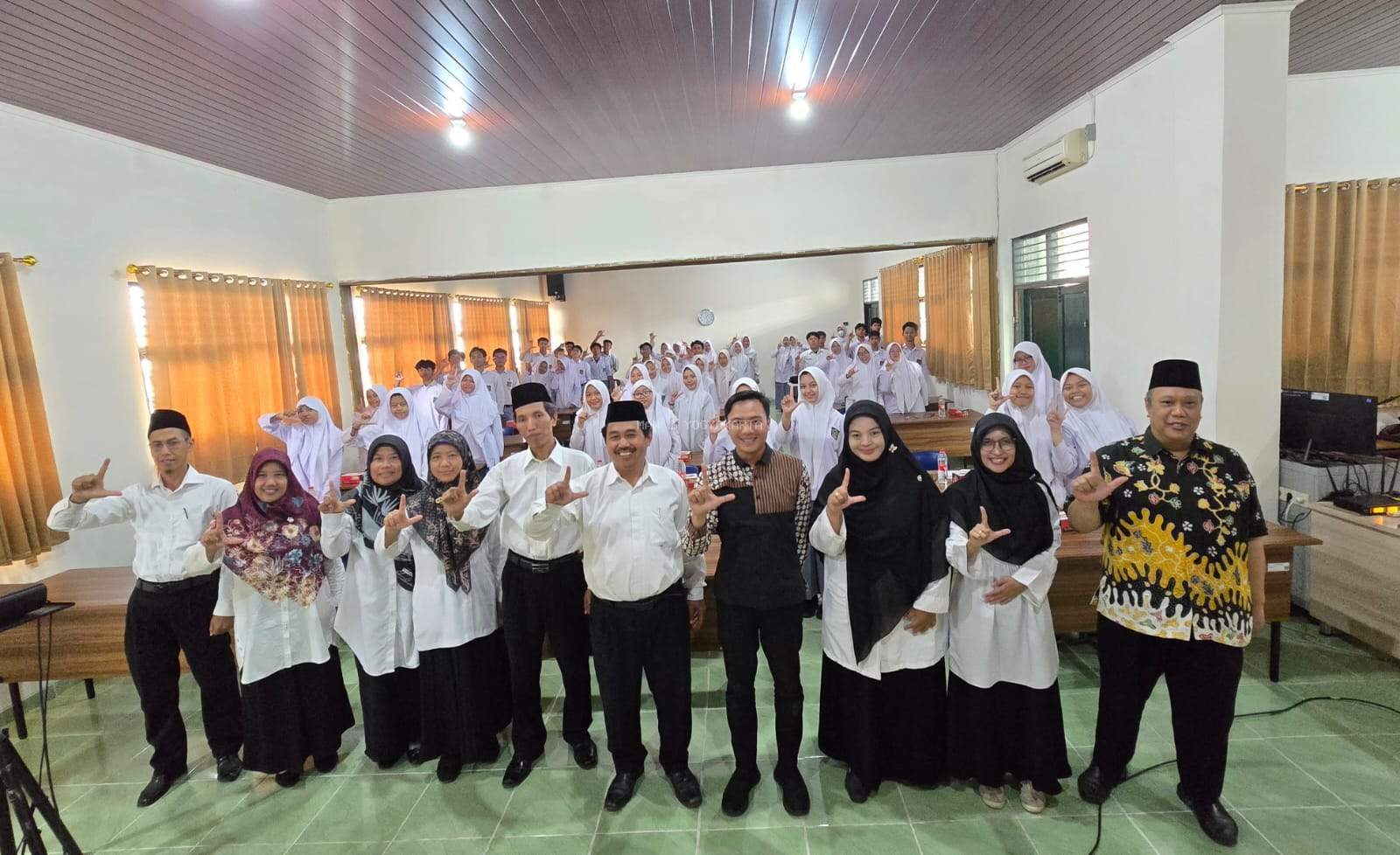 Semarakkan Bulan Bahasa, MAN 2 Yogyakarta Gelar WorksAhop Penulisan Flash Fiction dan Book Trailer