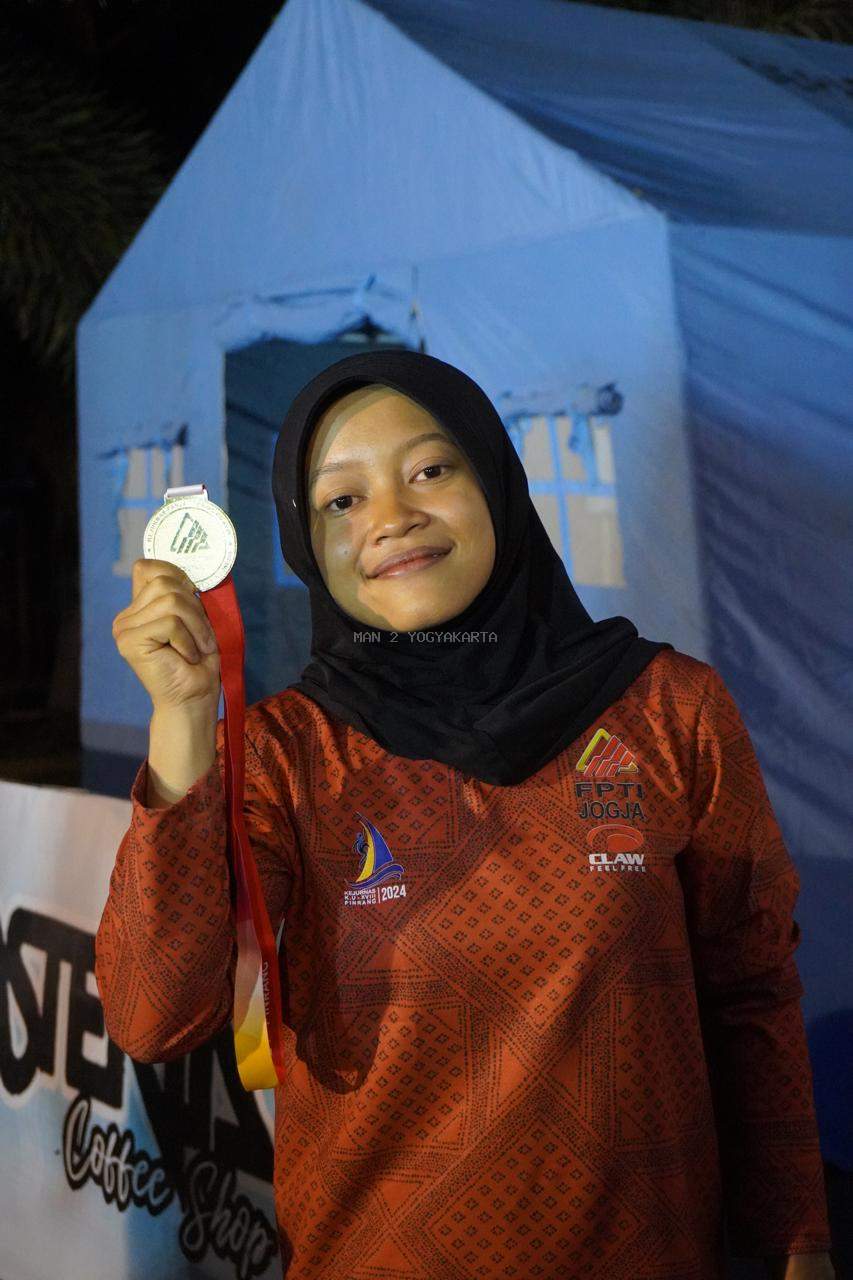 Taqiyya Nur Aziza Siswa KKO MAN 2 Yogyakarta Sabet Medali Emas Kejuaraan Nasional Panjat Tebing XVIII 2024 Kelompok Umur