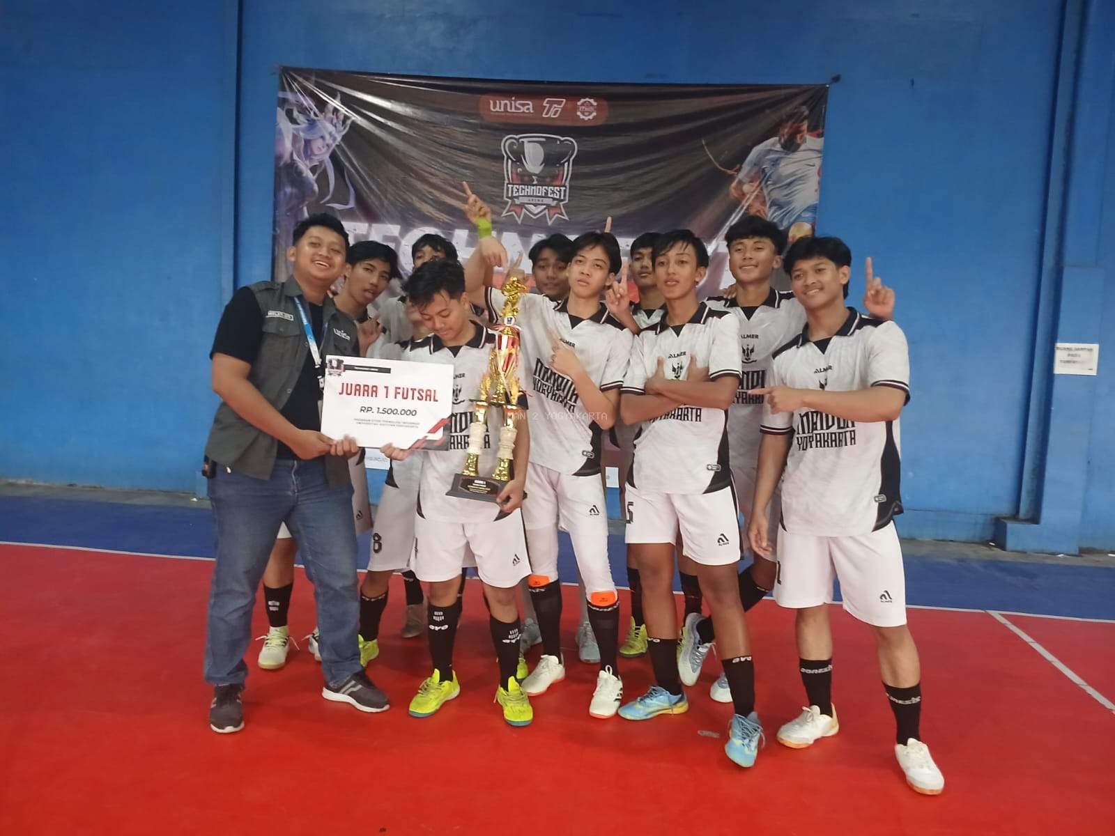 Tim Futsal MAN 2 Yogyakarta Raih Juara 1 di Tecnofest Unisa 2024