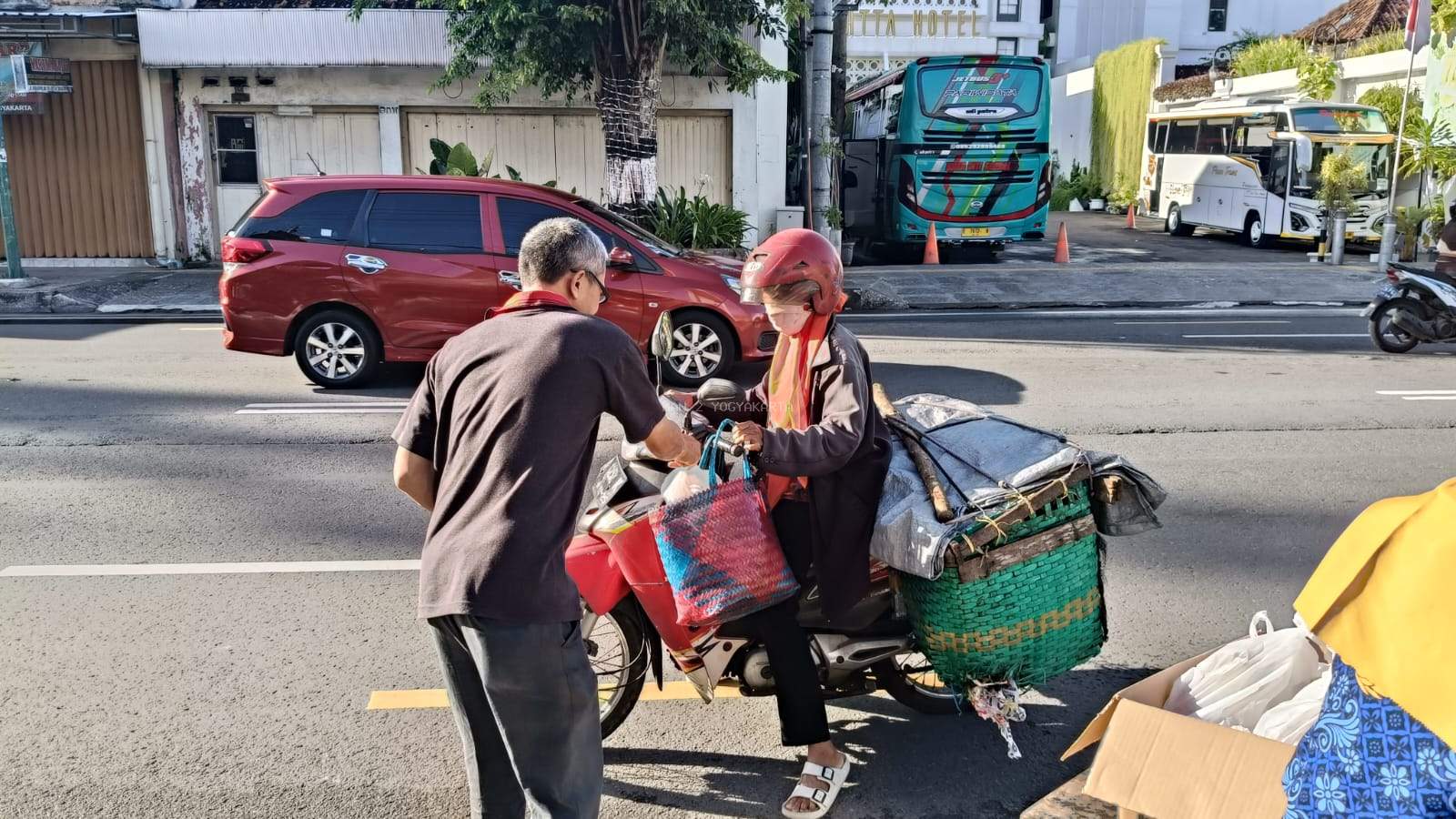 Kegiatan Jumat Barokah MAN 2 Yogyakarta, Peduli Lingkungan dan Masyarakat Sekitar