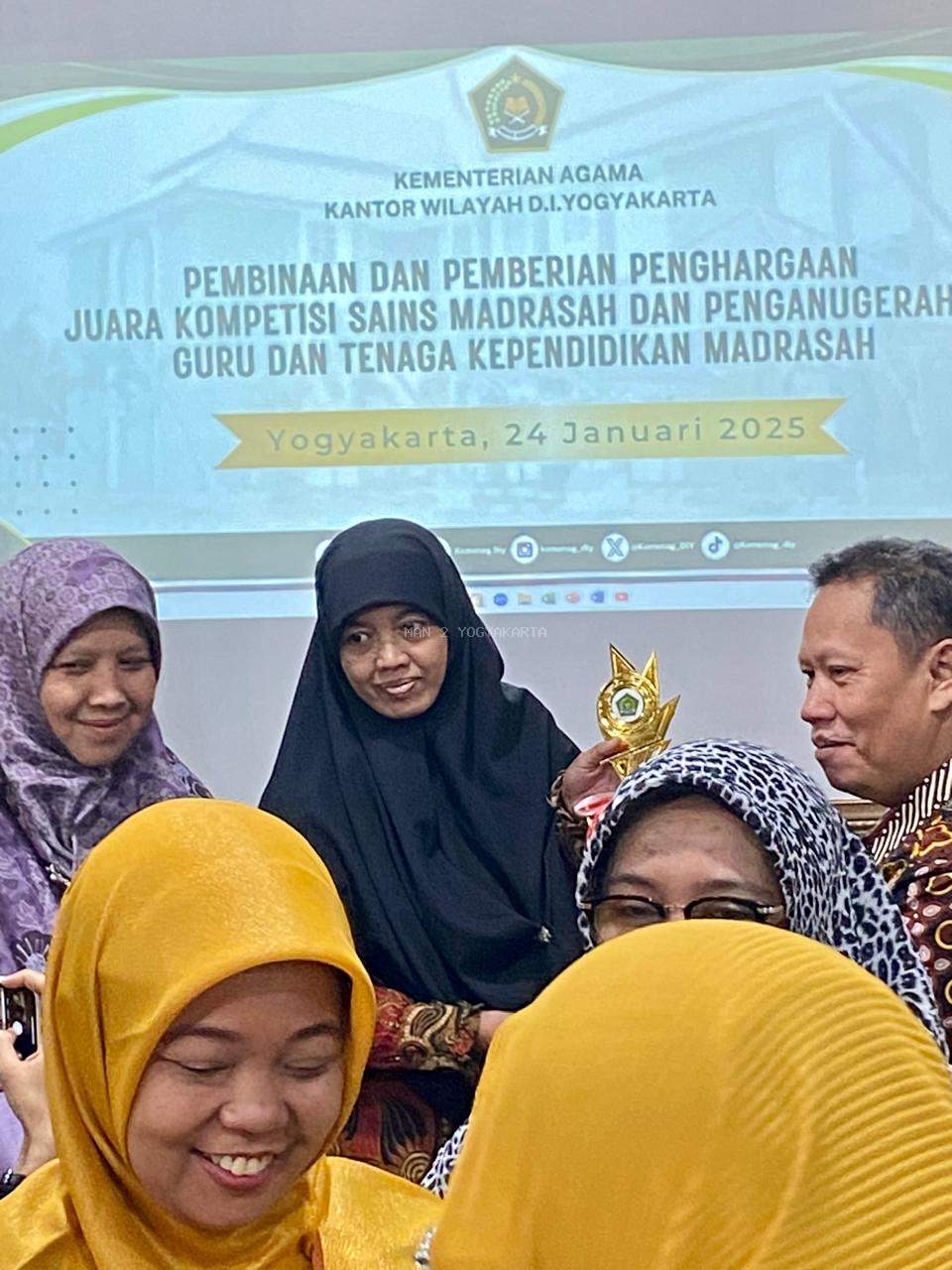 Nuning Setianingsih, S.Si, M.Pd Guru Kimia MAN 2 Yogyakarta, Raih Juara 2 Guru Dedikatif GTK Kanwil Kemenag DIY. 