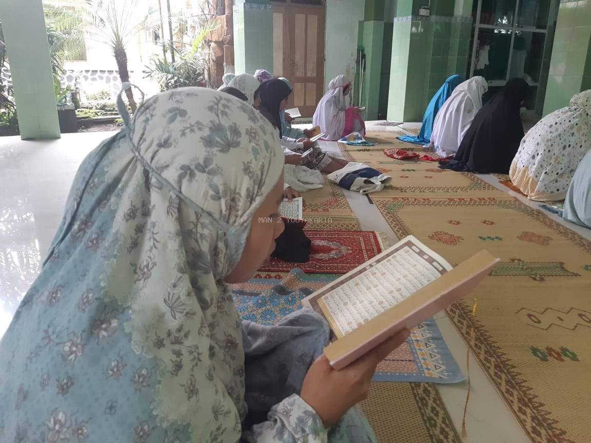 Ramadhan Berkah, MAN 2 Yogyakarta Adakan Tadarus, Sholat Jamaah Dhuhur dan Kultum Bersama Takmir Masjid