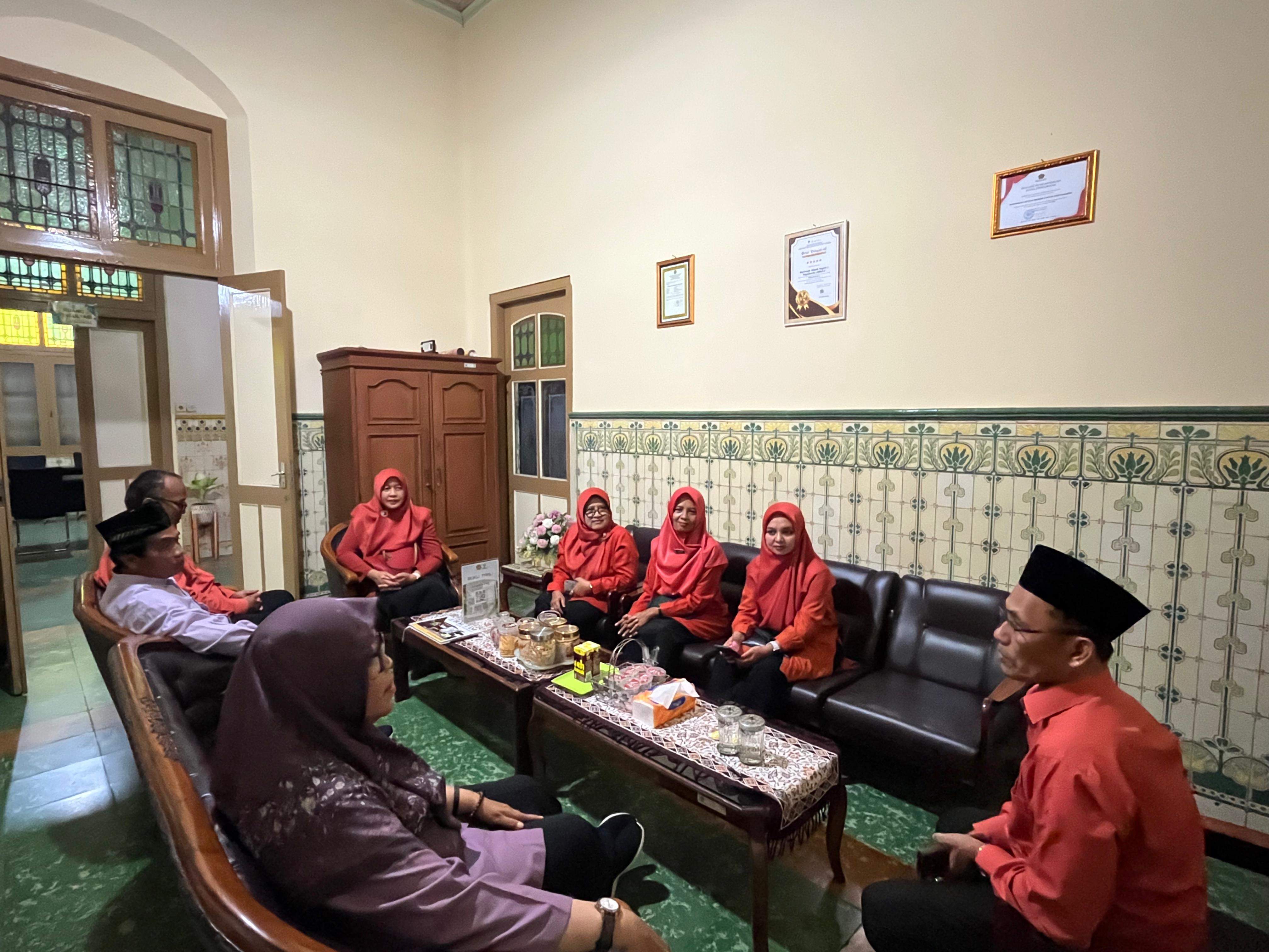 Kunjungan Studi Tiru Pengelolaan Kantin oleh Tim MAN 2 Sleman ke MAN 2 Yogyakarta