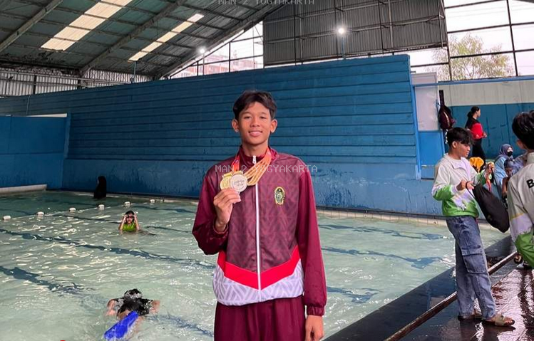 Aryansyah Nur Rasyad Siswa MAN 2 Yogyakarta Juara 1 Renang  Gaya Punggung 100 m POPDA DIY 2025, Incar Atlet Nasional dan Internasional