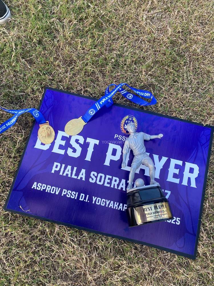 Eko Hanif MAN 2 Yogyakarta Dinobatkan Sebagai Pemain Terbaik Piala Soeratin Provinsi   