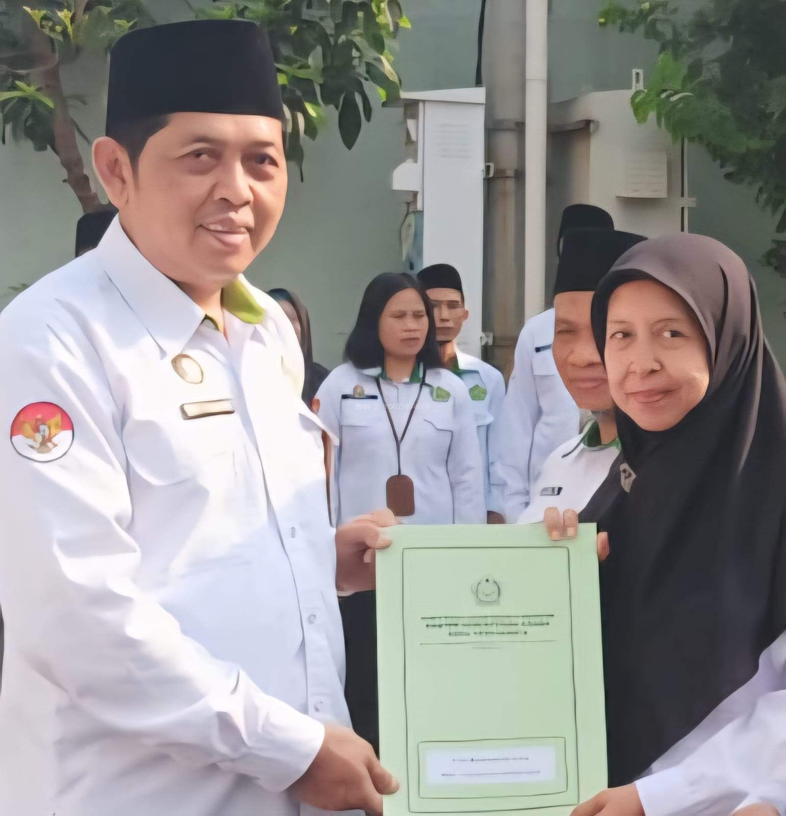 Guru MAN 2 Yogyakarta, Eny Rohaeni, S.Pd. Terima SK Kenaikan Pangkat 