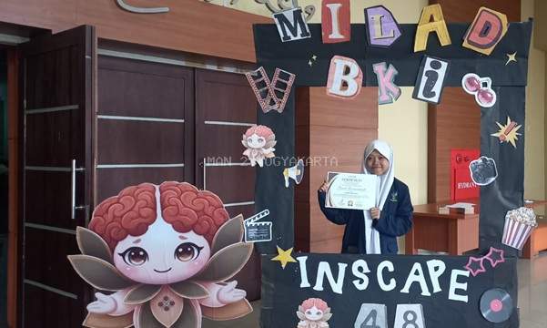Sarah Lesmanawati Murid MAN 2 Yogyakarta : Juara 1 Lomba Puisi Milad BKI UIN Sunan Kalijaga ke-48