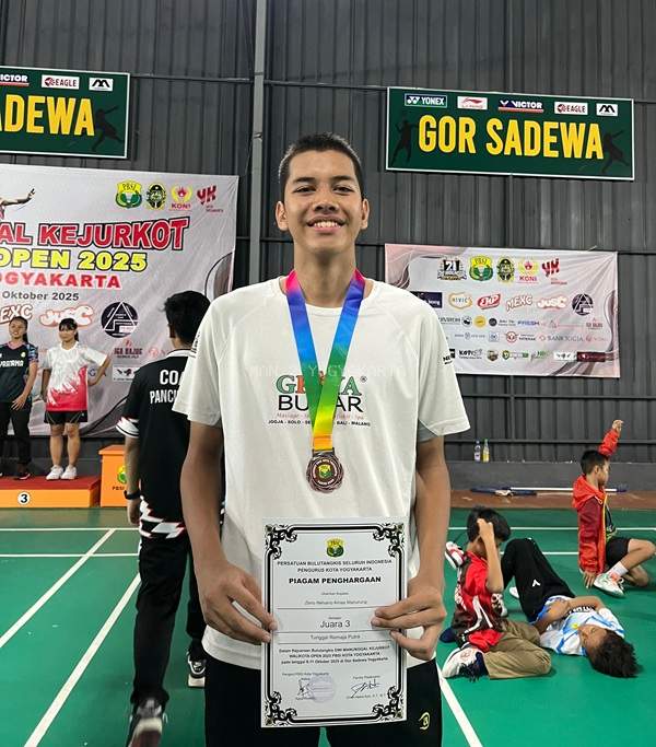 Zeno Nelvano Arnas Manurung Raih Juara 3 Single Remaja Putra Kejurkot PBSI Kota Yogyakarta 2025
