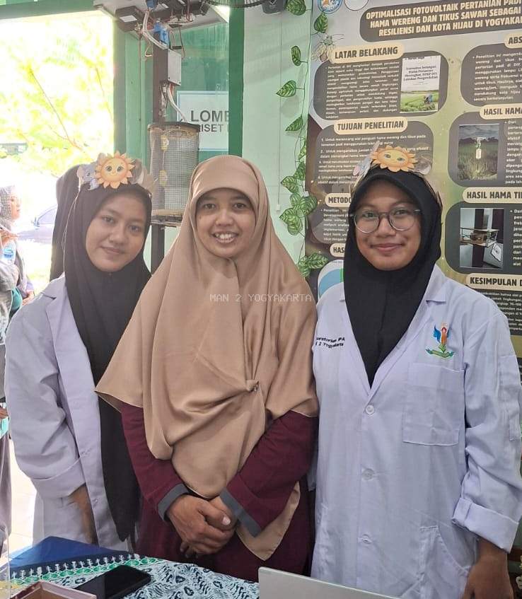 Tsabita Shafa Atahardani dan Faizah Al Shema Raih Juara 2 Bidang Ekoteologi di PKM Kanwil Kemenag DIY 2025: Inovasi Fotovoltaik Pertanian untuk Kota Hijau