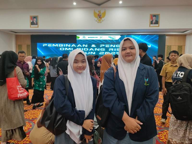 Jihan Amira Ardani dan Roselyn Belva Phalosi, Murid MAN 2 Yogyakarta Ikuti Pembinaan dan Penguatan OMI Bidang Riset 2025 di Tangerang