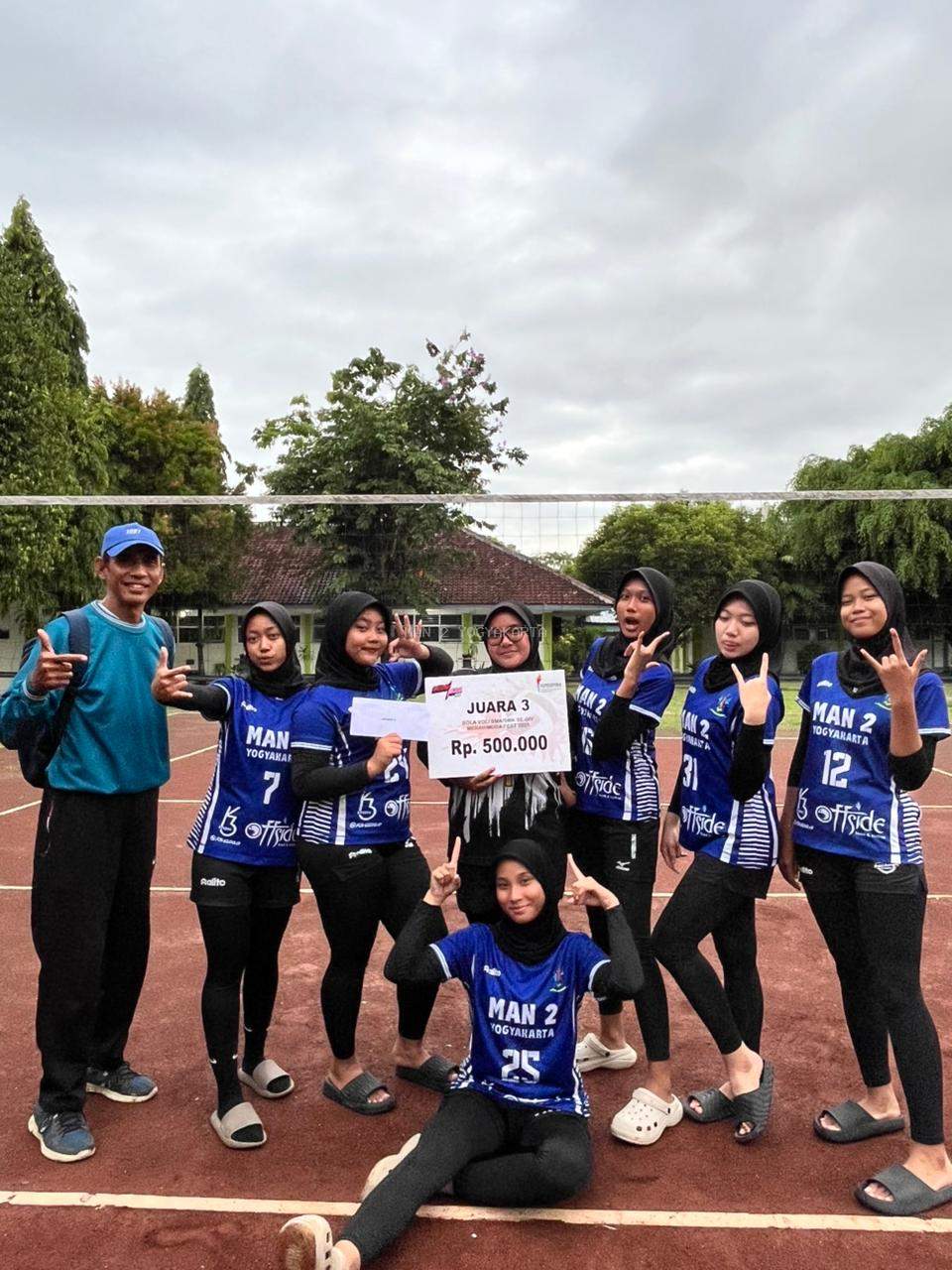 Tim Bola Voli Putri MAN 2 Yogyakarta Raih Juara 3 pada Merah Muda Fest 2025