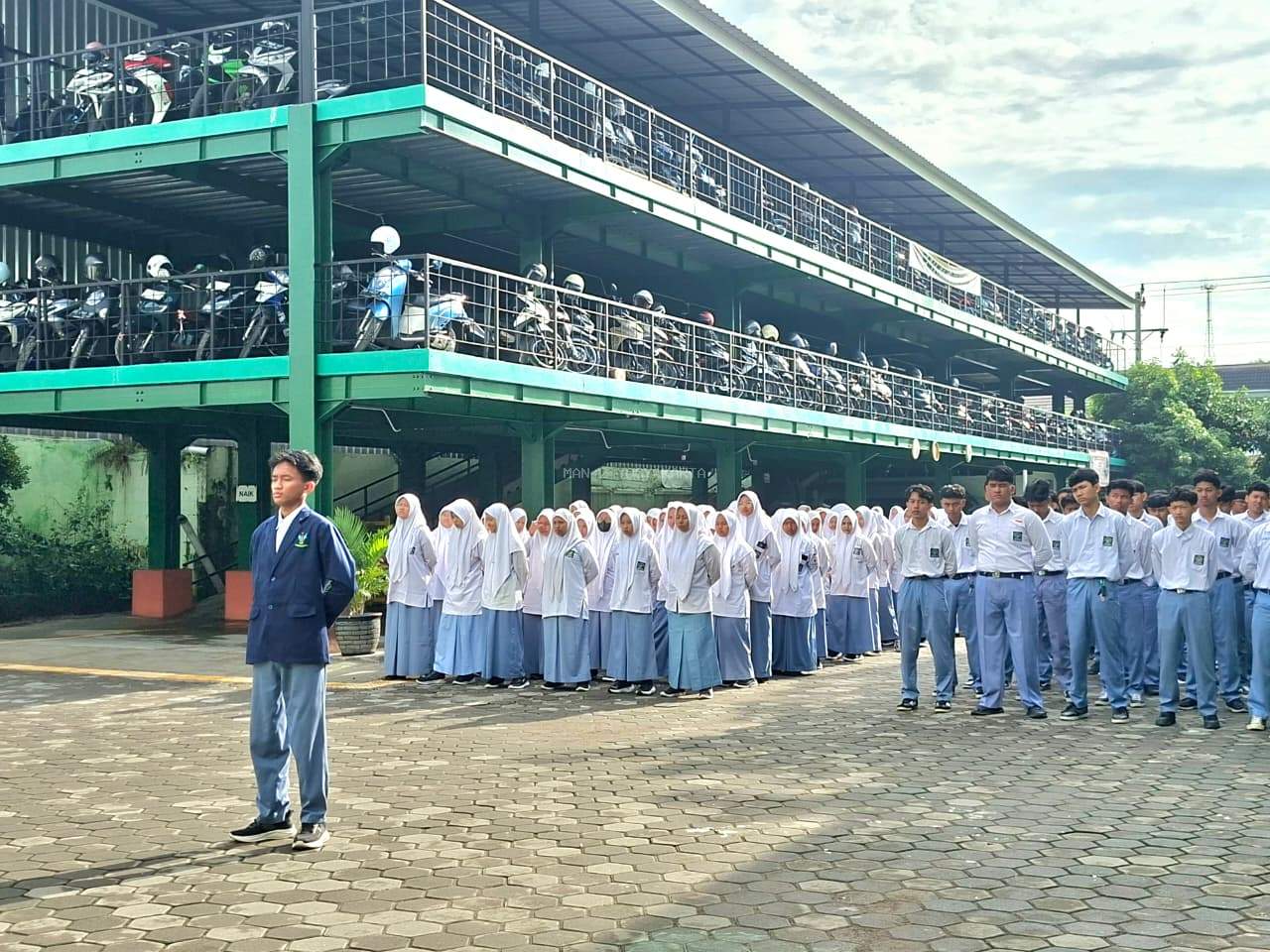 Bangun Generasi Berperadaban, Murid Kelas XI MAN 2 Yogyakarta Jadi Petugas Upacara Hari Senin