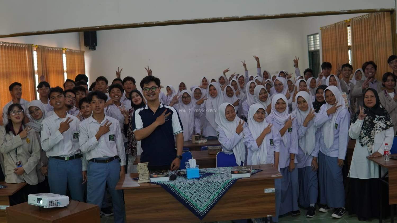 Seminar SosioFrame 2025 Hadirkan Penguatan Public Speaking dan Personal Branding di MAN 2 Yogyakarta