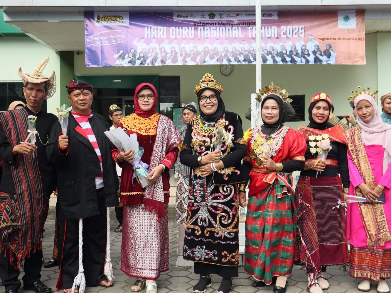 Merah Putih di Tangan Guru, Semesta Dirawat Lewat Cinta : Upacara Hari Guru Nasional 2025 MAN 2 Yogyakarta Menggetarkan Jiwa Nusantara