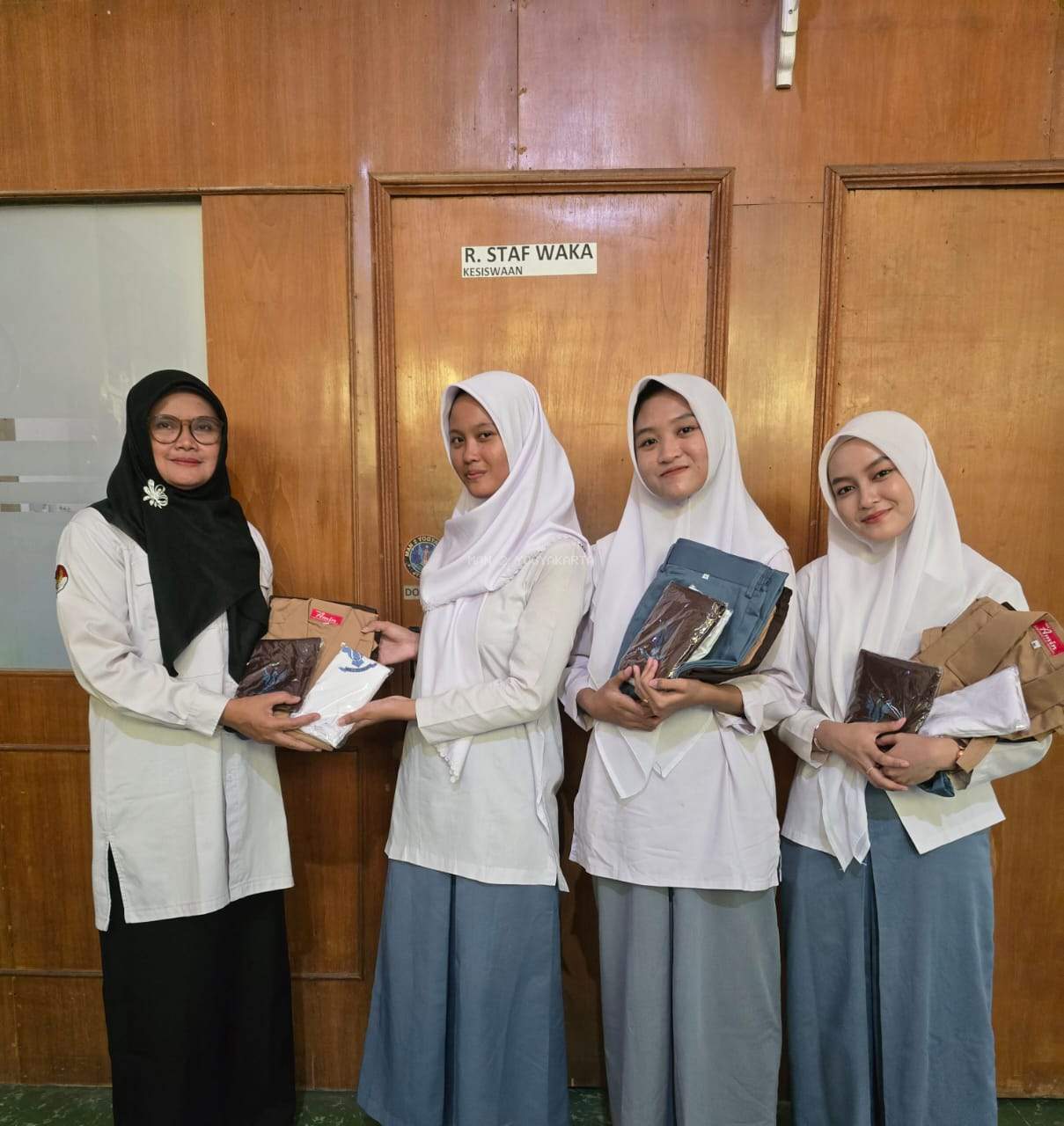 Kepala MAN 2 Yogyakarta Serahkan Seragam Baru kepada Santri Boarding