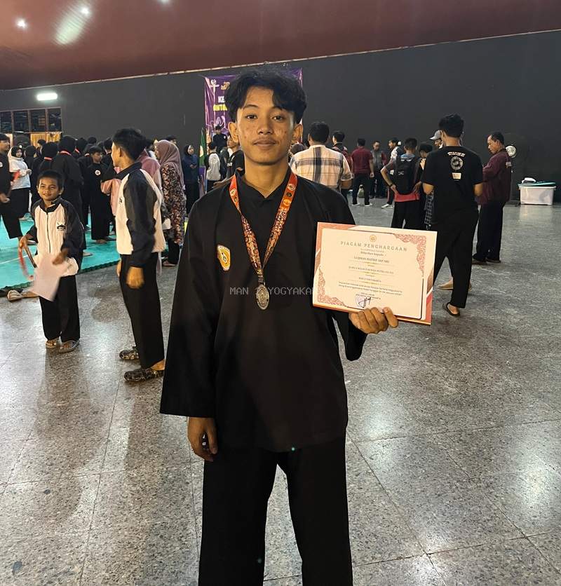 Luqman Hafidz Asy’ari Persembahkan Medali Perak untuk MAN 2 Yogyakarta di Kejurkot Pencak Silat 2026