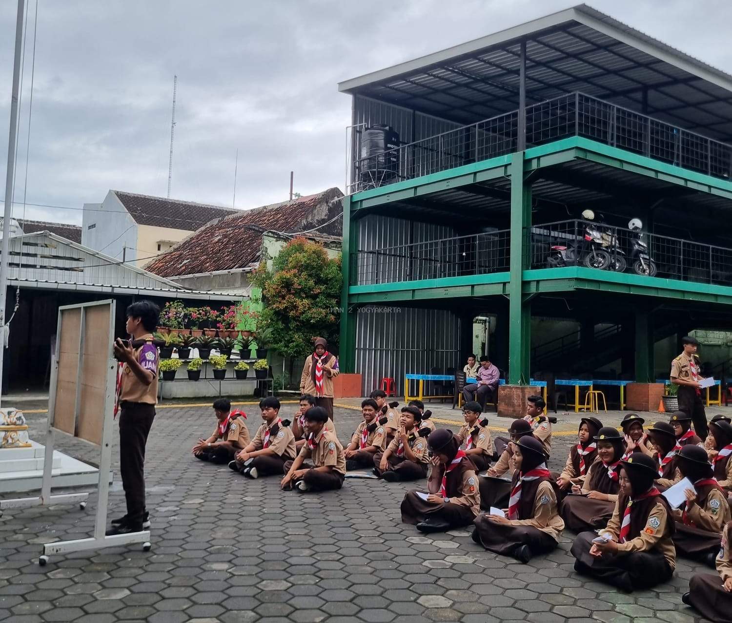 Latihan Rutin Pramuka MAN 2 Yogyakarta Bahas Materi Tanda Alam
