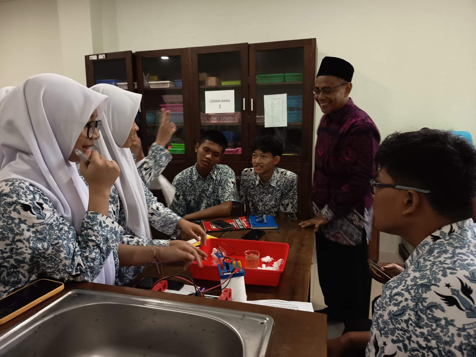 Dari Larutan ke Pemahaman: Praktikum Kimia yang Menyalakan Nalar dan Cinta Belajar