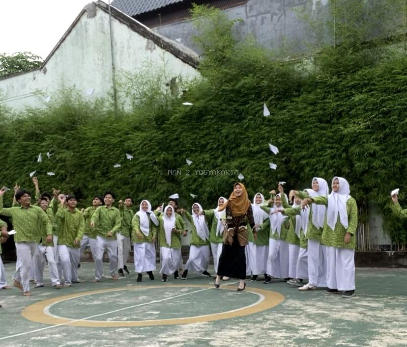 Pembelajaran Sosiologi Seru di MAN 2 Yogyakarta: “Sosio Paper Flight” Jadi Solusi Hilangkan Suntuk