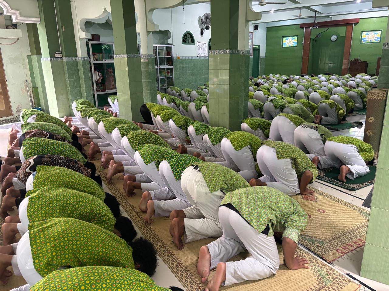 Khidmat dan Penuh Kebersamaan, Salat Zuhur Berjamaah di MAN 2 Yogyakarta Dipimpin Harun Ichwantoro