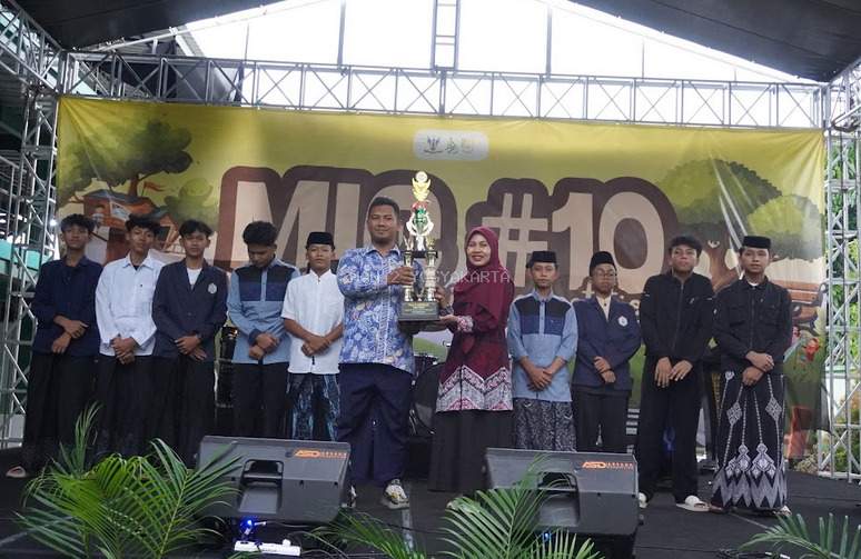 MTs Miftahunnajah Sleman Curi Perhatian, Raih Juara Favorit di Mandaya Islamic Competition #10 