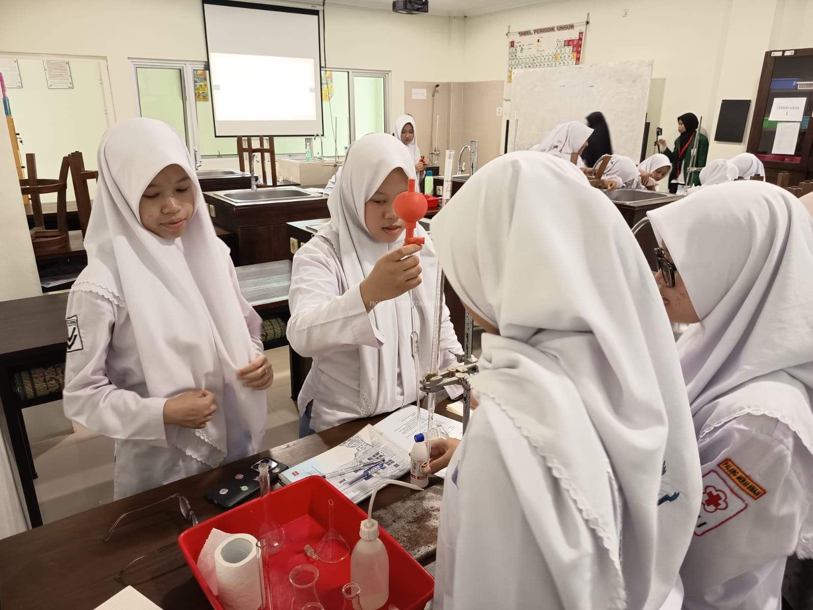 Siswa MAN 2 Yogyakarta Lakukan Praktikum Titrasi untuk Uji Kadar Asam Asetat pada Cuka Pasaran