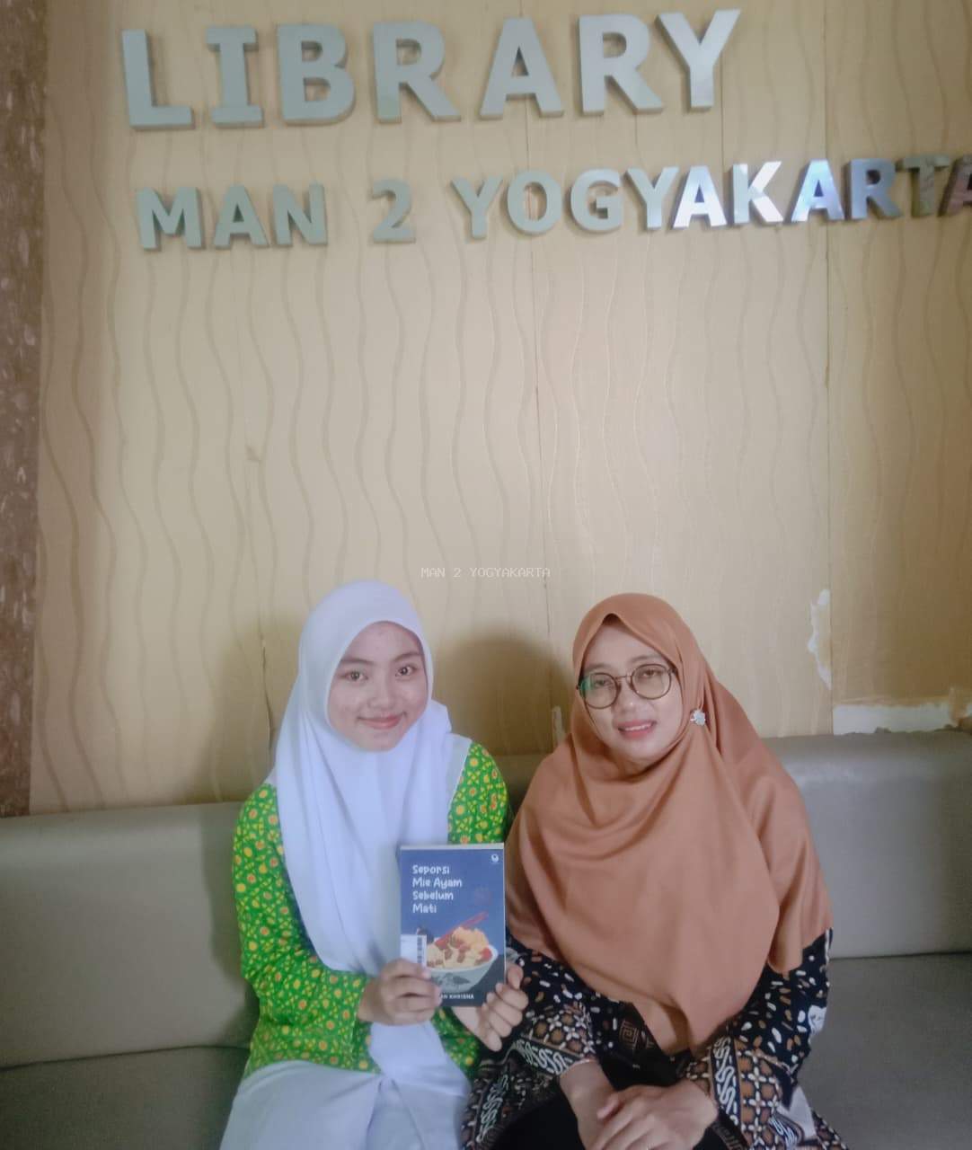 Isna Lilah, Siswa Kelas XI G meriview buku Perpustakaan “Semangkok Mie Ayam sebelum Mati”