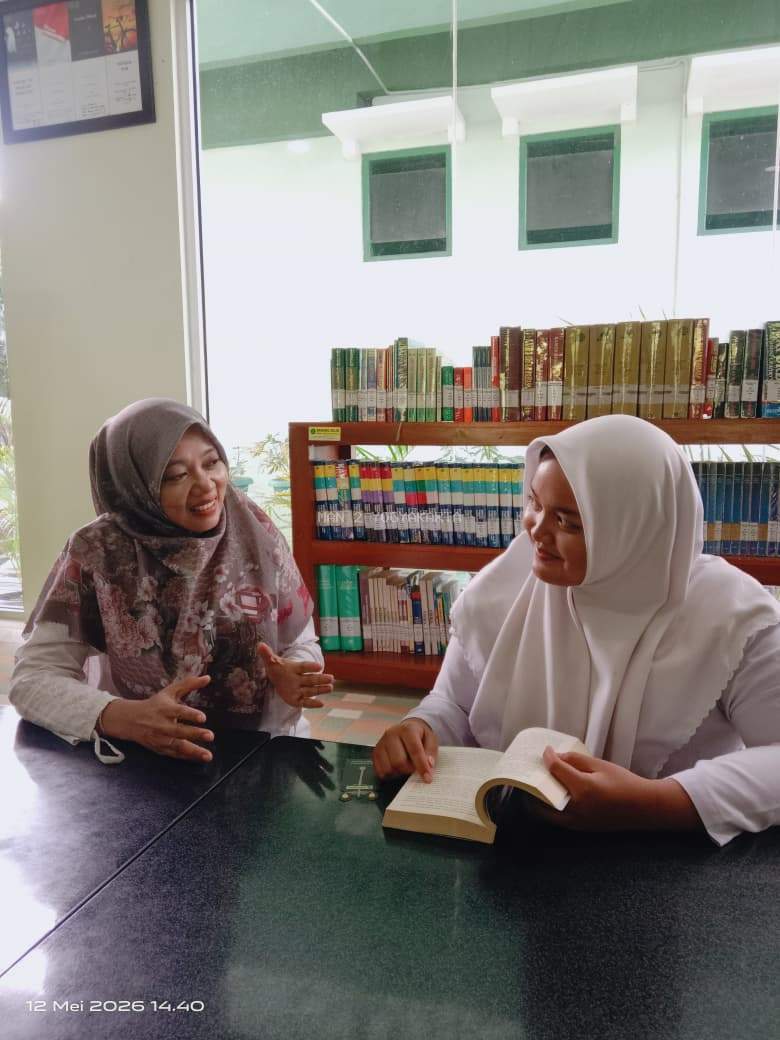 Lewat Review Buku, Aisah Rizkita Sari XE Ungkap Pesan Menarik dari Malioboro at Midnight” di Perpustakaan MAN 2 Yogyakarta