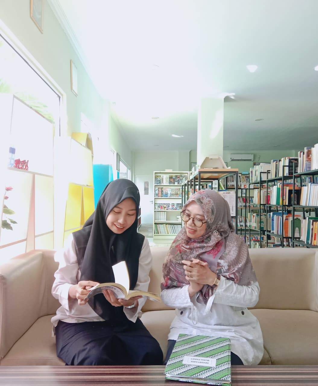 Guru Seni Budaya MAN 2 Yogyakarta Review Buku “Kepribadian Berdasarkan MBTI”  di Perpustakaan MAN 2 Yogyakarta
