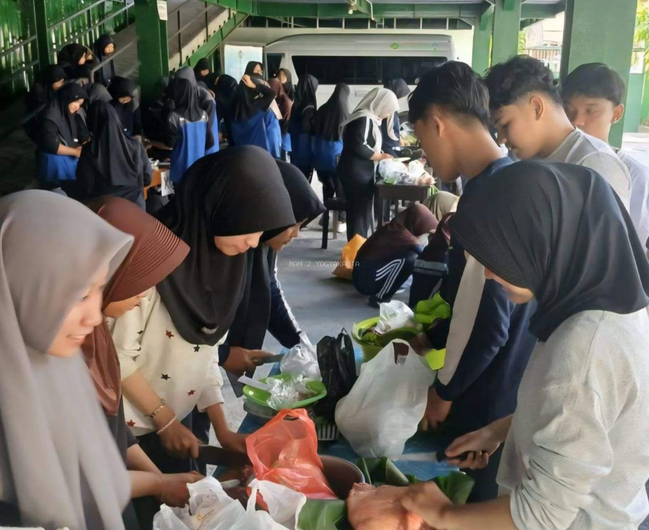 Menebar Ikhlas Menguatkan Ukhuwah: Semangat Gotong Royong Warga MAN dalam Perayaan Idul Adha