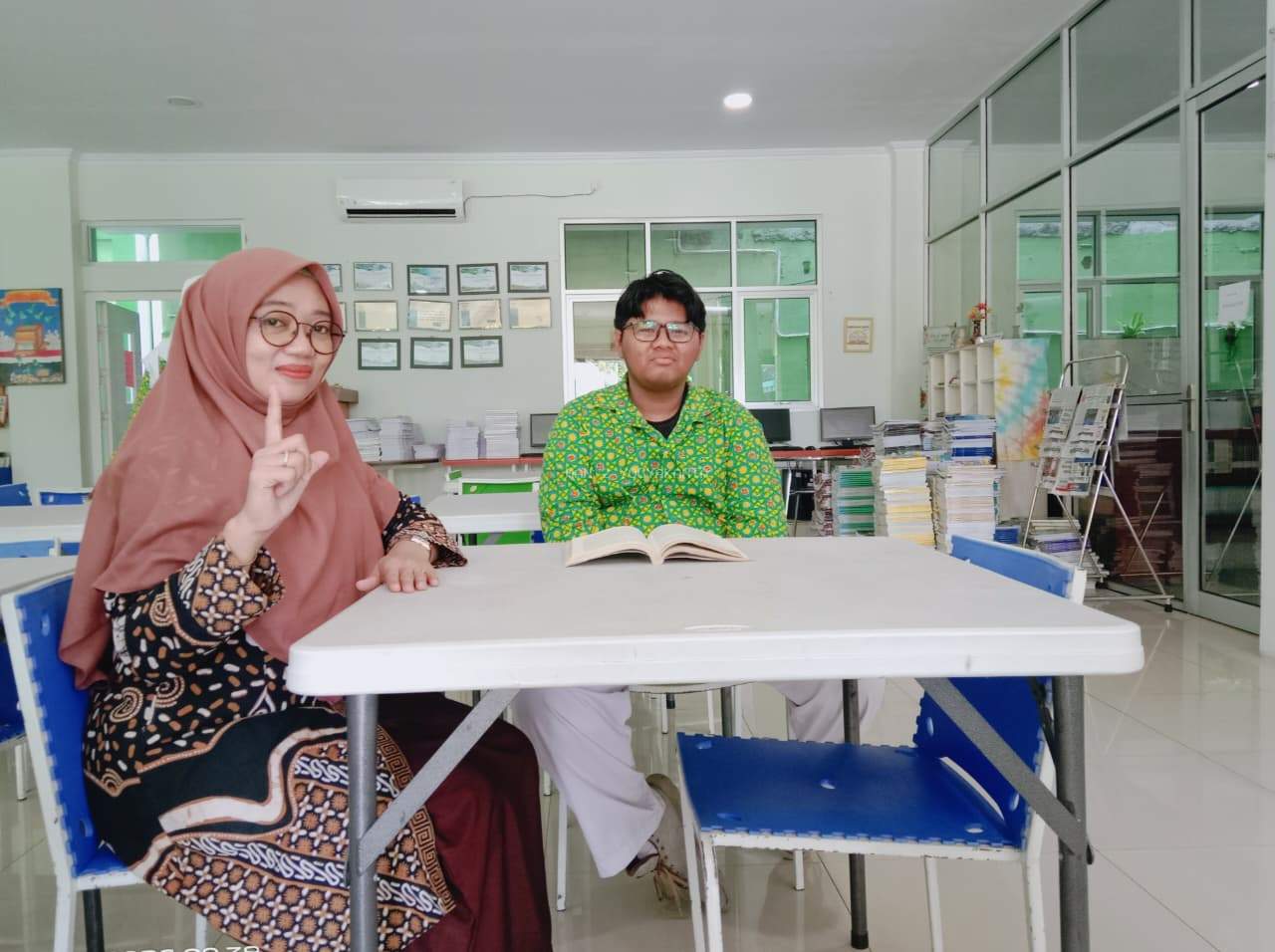 Melatih Kemampuan Berpikir Kritis melalui Review Novel Ancika bersama Ridho Putra Ramadhan Kelas X G