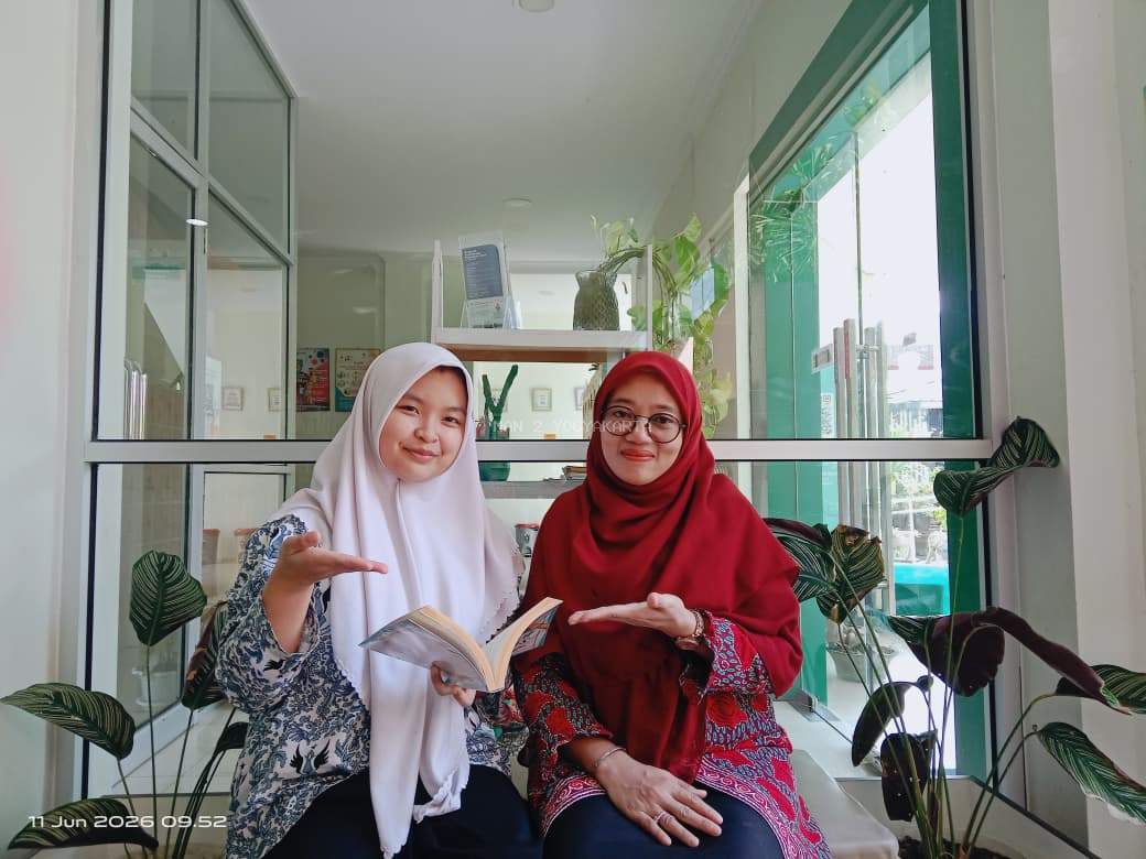 Melatih Kemampuan Berpikir Kritis Melalui Review Buku bersama Almira Brilian Tunggadewi Kelas XI H di Perpustakaan MAN 2 Yogyakarta