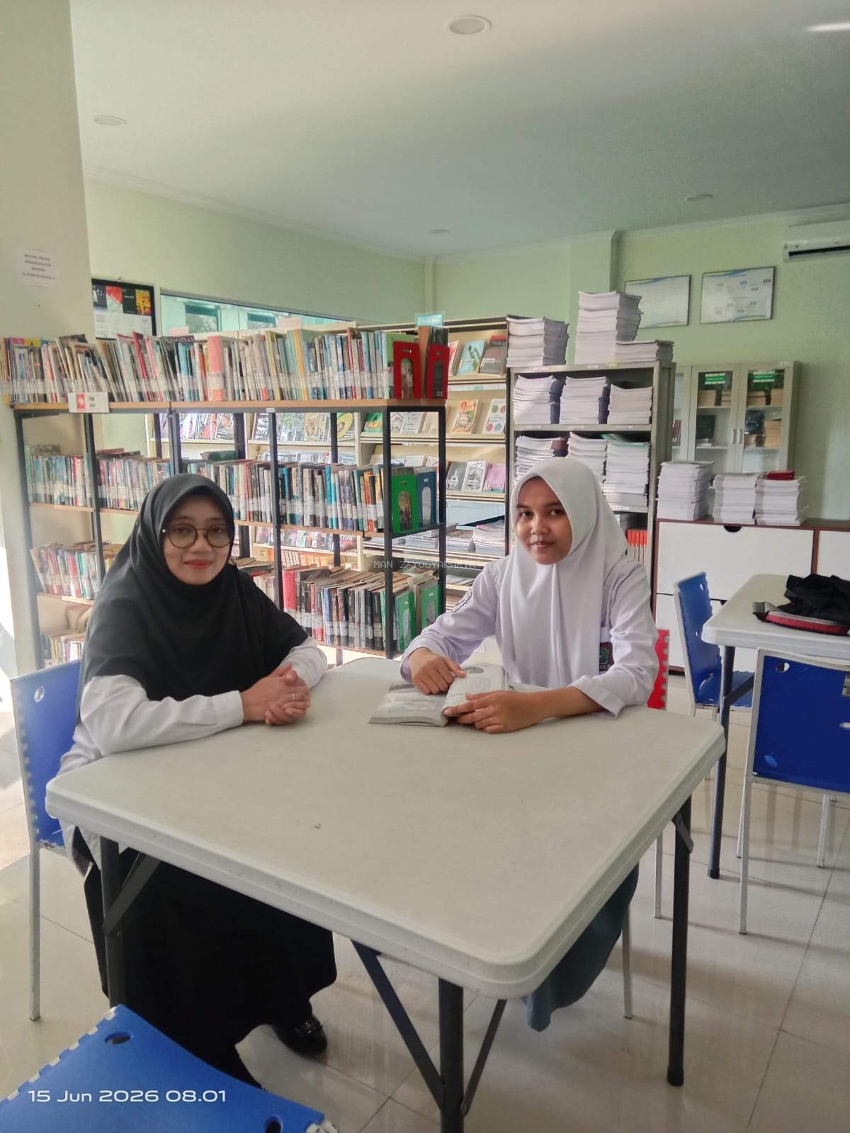 Baca Balik Cerita, Mutiara Nina Hajar Mahadewi Kelas XE Ulas Novel As Long As the Lemon Trees Grow