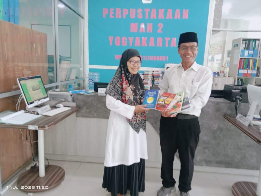 Royanah S.Pd  Hibah Buku ke Perpustakaan MAN 2 Yogyakarta