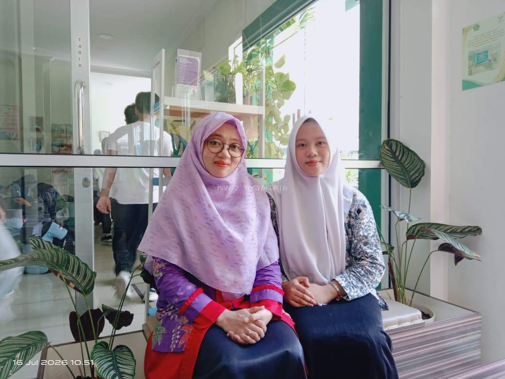 Latifa Felyn Humairo Ulas Kisah Sherlock Holmes dalam Program Baca Balik Cerita di Perustakaan MAN 2 Yogyakarta