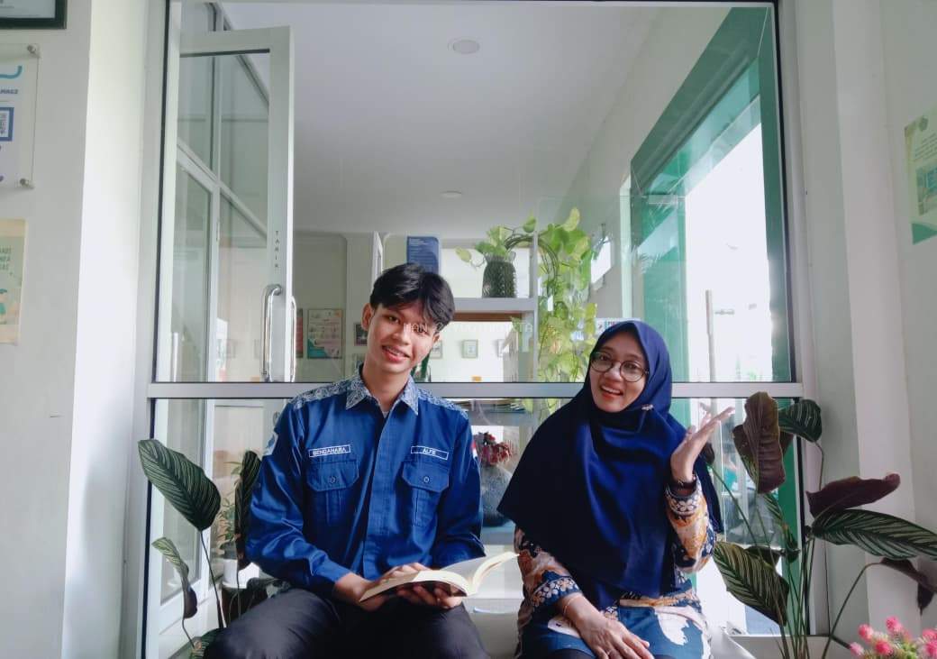 Alfi Nurhidayatulloh XI D Ceritakan Kisah Menyentuh dari Novel As Long as the Lemon Trees Grow di Perpustakaan MAN 2 Yogyakarta