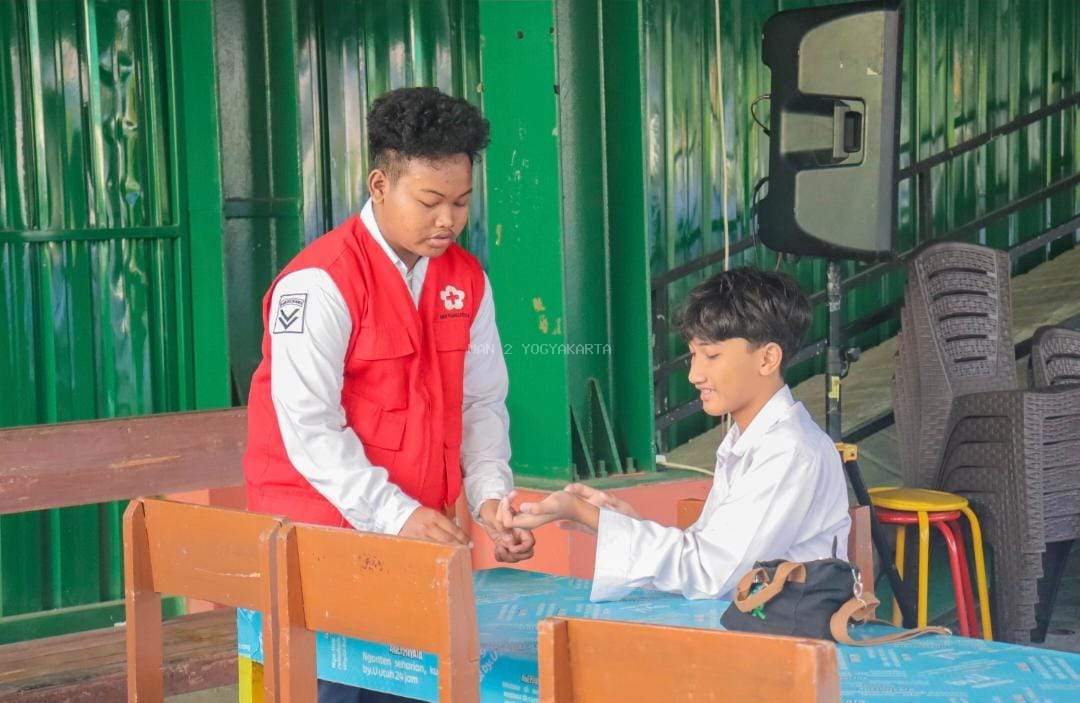PMR Siaga, Aksi Empati Senin Pagi MAN 2 Yogyakarta Jaga Ketahanan Peserta Upacara