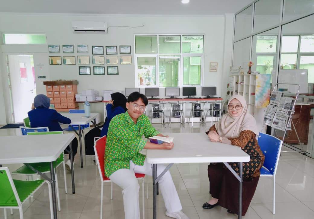 Muhammad Iqbal Ramadhan Semangat Menriview Novel Sagaras dalam Literasi Baca Balik Cerita di Perpustakaan MAN 2 Yogyakarta