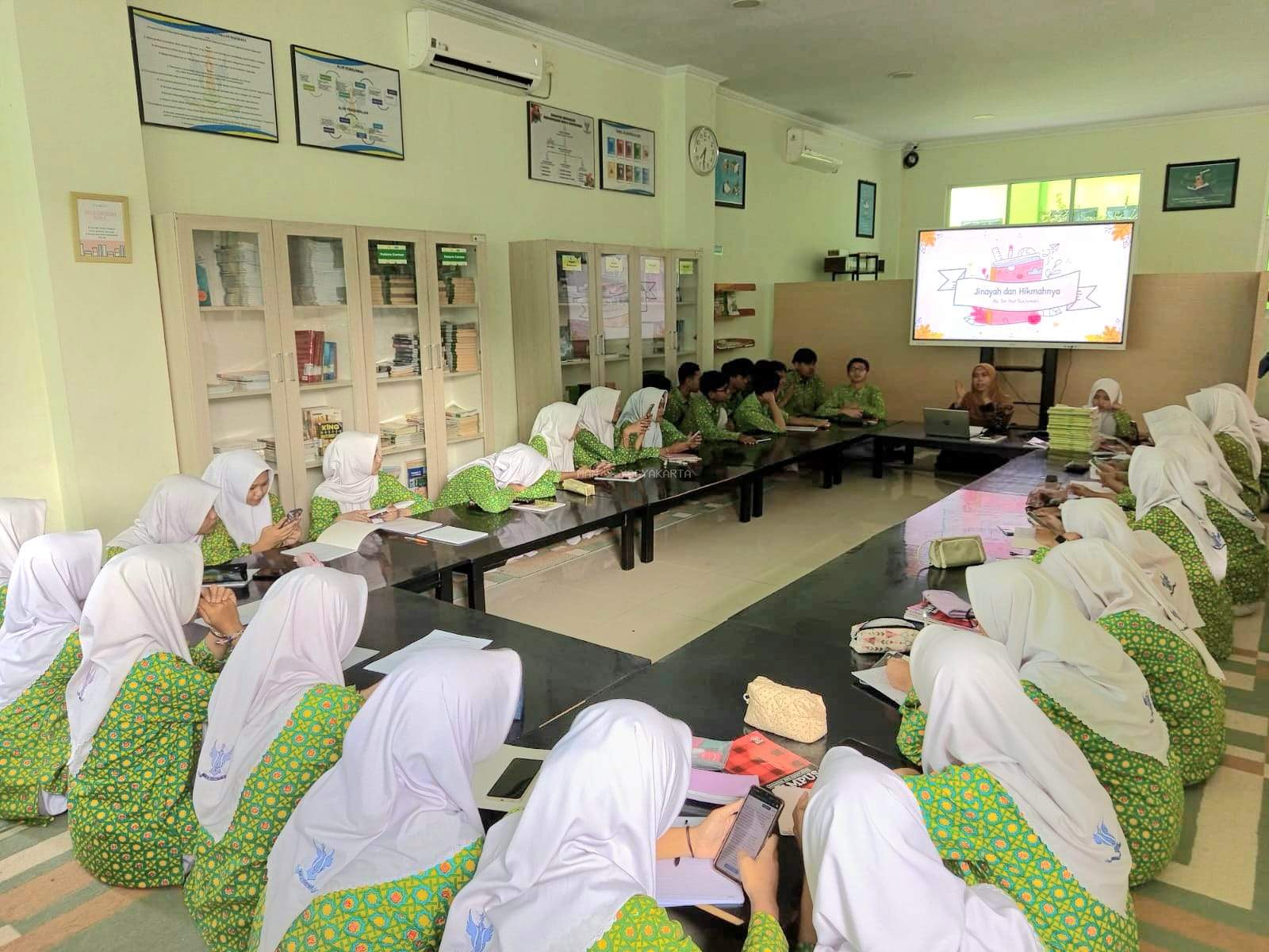 Smart Fiqih, Smart Class: Ruang Perpustakaan MAN 2 Yogyakarta Bertransformasi Jadi Laboratorium Pembelajaran Interaktif