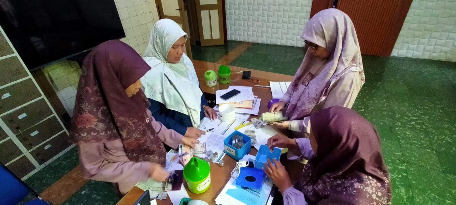 Di Balik Meja Piket, Tumbuh Ekosistem Kepedulian: Guru MAN 2 Yogyakarta Sulap Layanan Harian Menjadi Gerakan Karakter