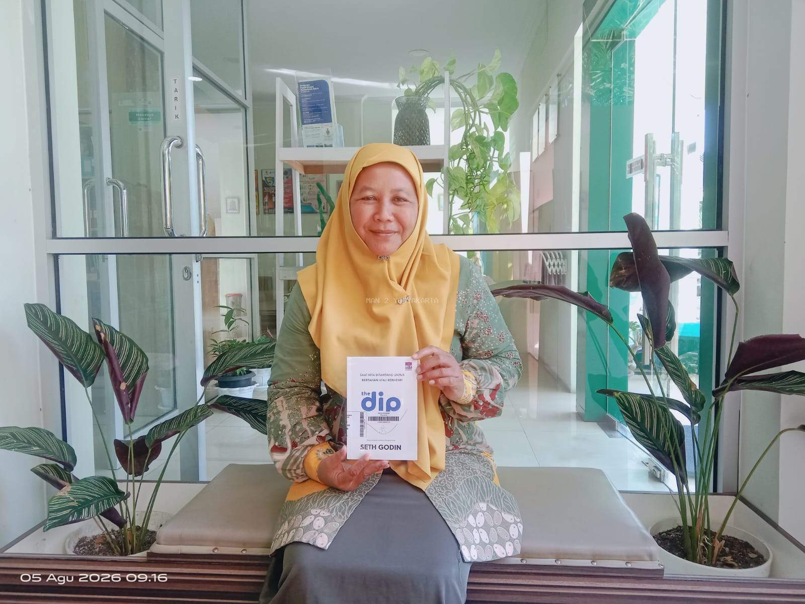 Siti Nusriyah S.Pd Tunjukkan Komitmen pada Literasi dengan Aktif  Meminjam Buku di Perpustakaan MAN 2 Yogyakarta