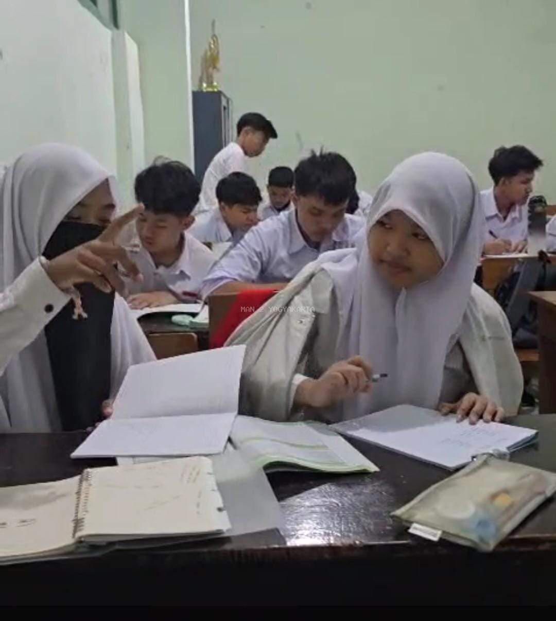 Sunyi yang Menggerakkan: Silent Classroom Fisika di Kelas X KKO MAN 2 Yogyakarta Uji Fokus, Disiplin, dan Bahasa Tanpa Suara