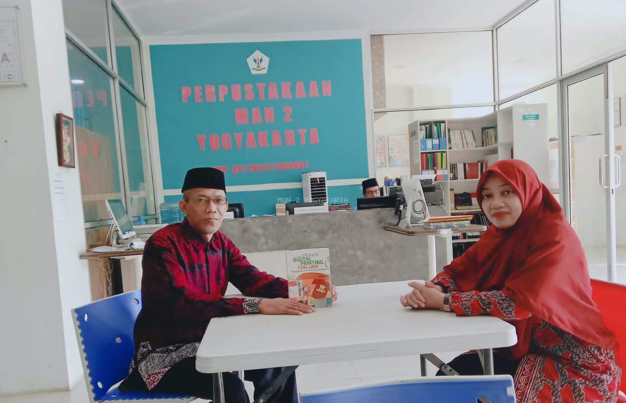 Sosok Intelek Surya Triana Suprihatin S.Pd Ulas Buku Desain Grafis di Perpustakaan MAN 2 Yogyakarta