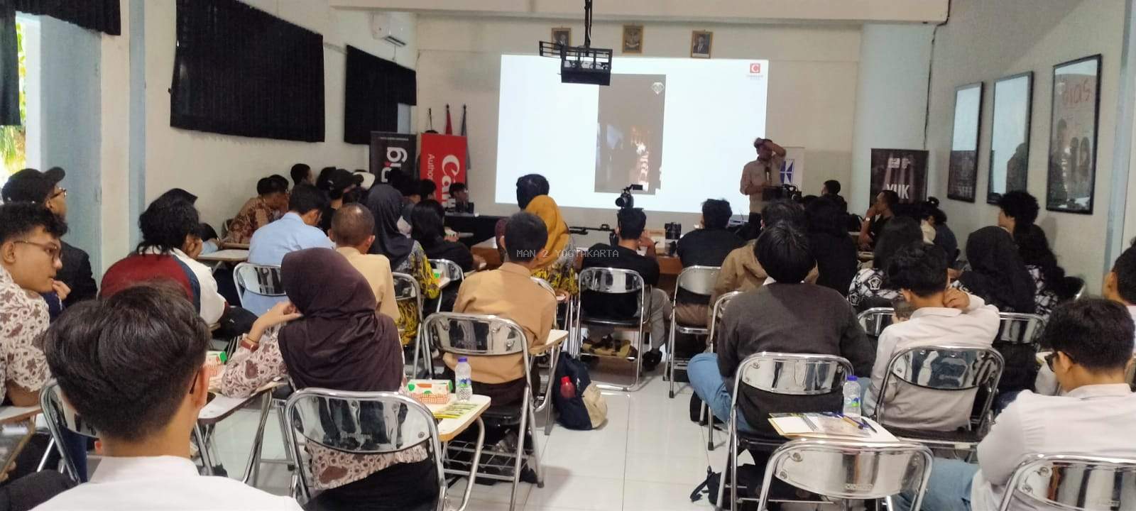 Dari Lensa Menuju Masa Depan: Murid MAN 2 Yogyakarta Asah Skill Kamera Cinema di Jogja Film Academy